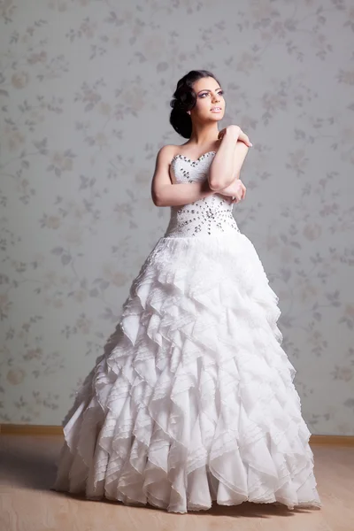 Beautiful bride with fashion hairstyle — Stock Photo, Image