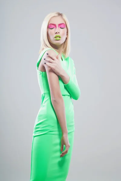 Mode dame in giftige groene jurk — Stockfoto
