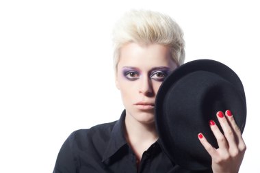 Siyah şapkalı güzel genç kız