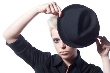 Siyah şapkalı güzel genç kız