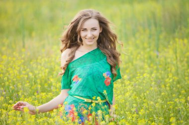 doğa içinde güzel bir kadın