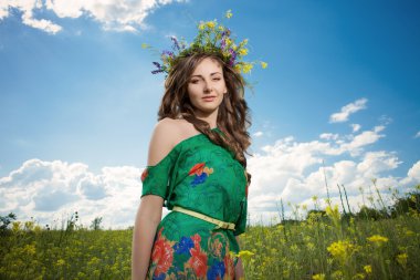 doğa içinde güzel bir kadın