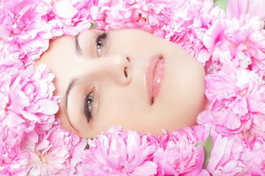 pembe peonies genç güzel kadın portresi
