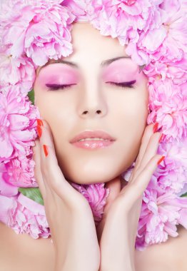 pembe peonies genç güzel kadın portresi