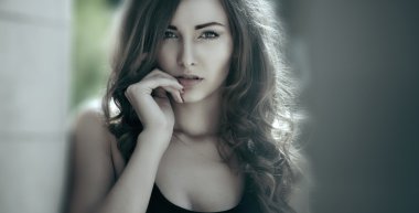 eski sütun duran güzel genç kadın