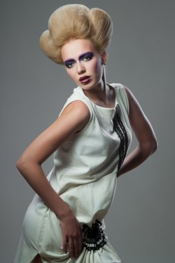 yaratıcı saç modeli ile sarışın seksi kadın moda Güzellik Portresi