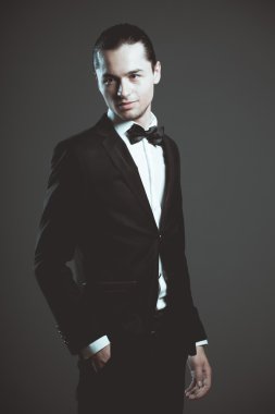 şık zarif siyah elbiseli adam