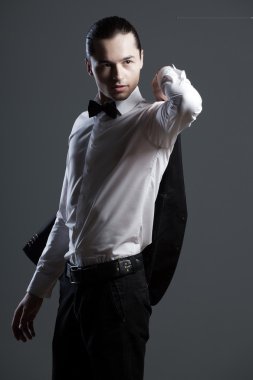 şık zarif siyah elbiseli adam