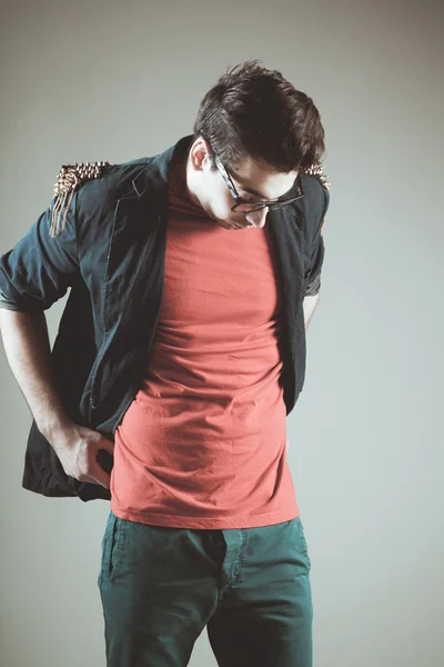 Retrato de moda de hombre joven con gafas de sol —  Fotos de Stock