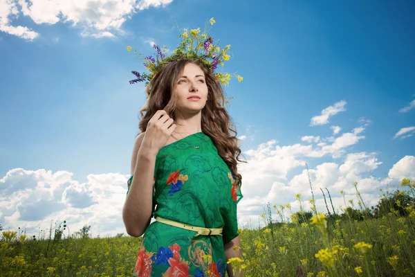 Mooie vrouw genieten van in de natuur — Stockfoto