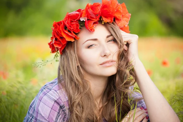 Bella donna godendo nella natura — Foto Stock