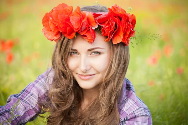 Bella donna godendo nella natura — Foto Stock