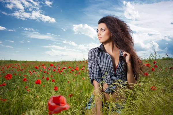 Beautiful woman enjoying in the nature — Stock Photo, Image