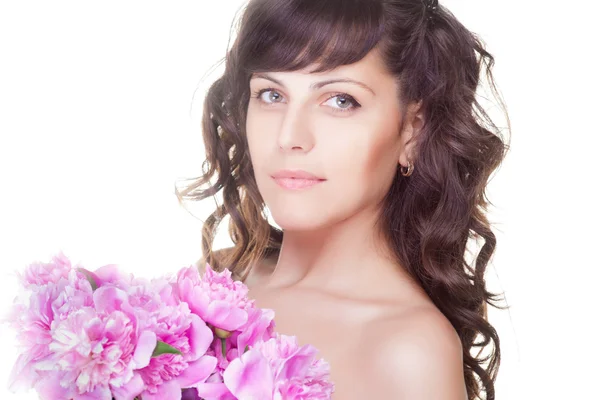 Retrato de una joven hermosa mujer con peonías rosadas — Foto de Stock