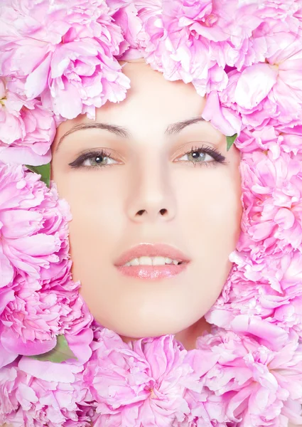Retrato de jovem mulher bonita com peônias rosa — Fotografia de Stock