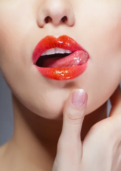 Rote Lippen, Porträt in Großaufnahme — Stockfoto