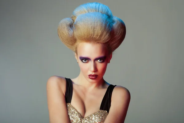 Mode skönhet porträtt av blond sexig kvinna med kreativa frisyr — Stockfoto