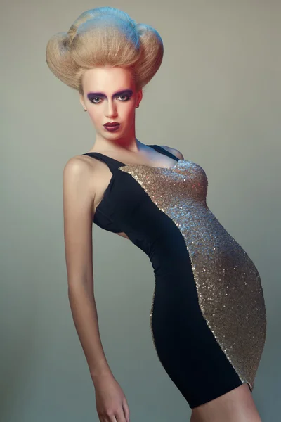 창의적인 헤어스타일으로 금발 섹시 한 여자의 패션 뷰티 초상화 — 스톡 사진