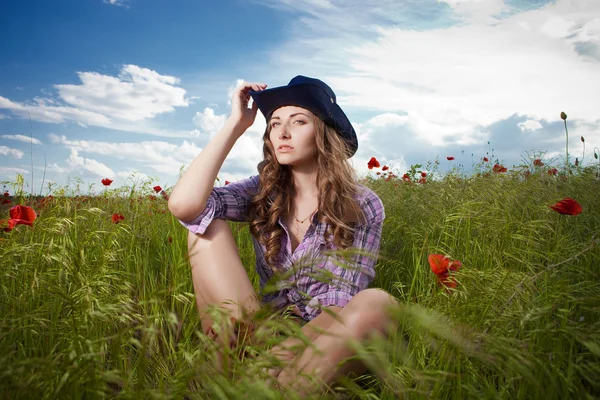 Bella donna godendo nella natura — Foto Stock