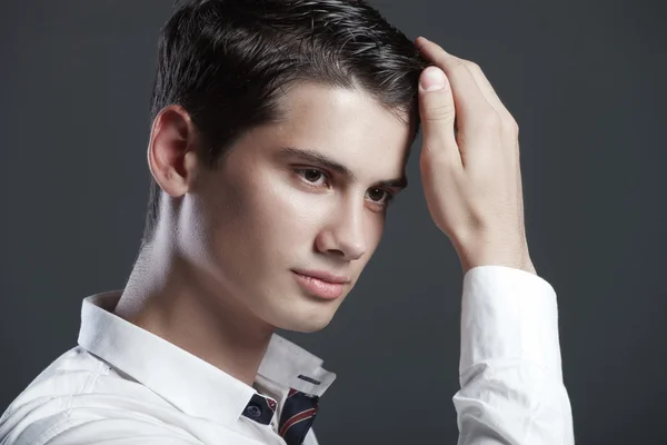 Retrato de un hombre guapo y elegante — Foto de Stock