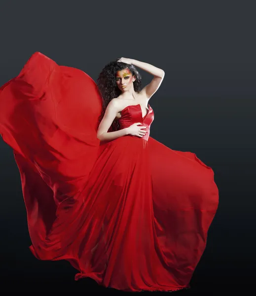 Sexy donna in abito rosso svolazzante — Foto Stock