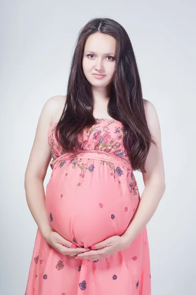 Porträtt av vacker ung gravid kvinna — Stock fotografie