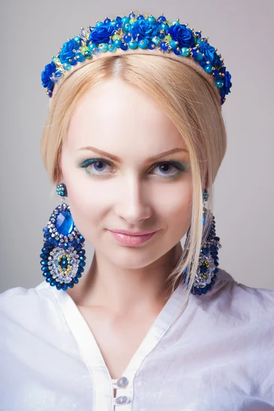 Portrait of glamour blonde lady with floral wreath — Stock Photo, Image