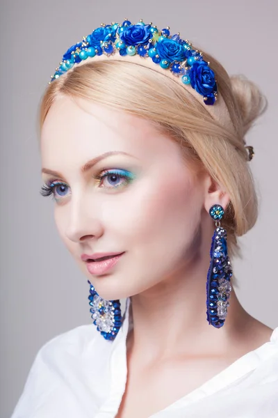 Porträt der Glamour-Blondine mit Blumenkranz — Stockfoto