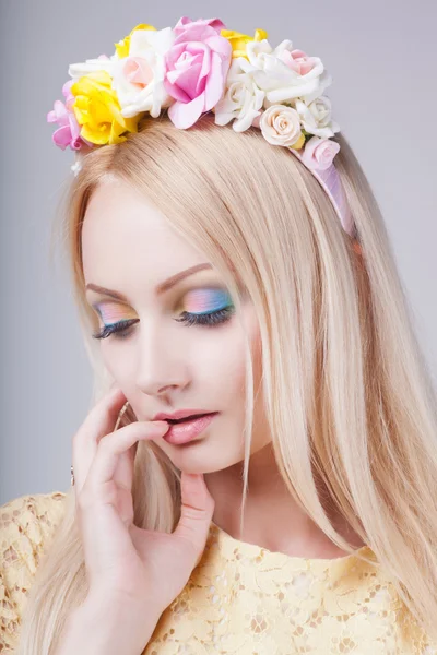 Porträt der Glamour-Blondine mit Blumenkranz — Stockfoto