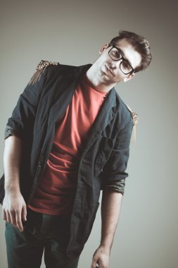 Gözlüklü genç adam portresi moda