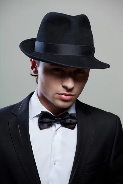 Elegáns férfi elegáns fekete öltöny — Stock Fotó