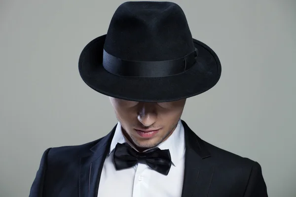 Стильный мужчина в элегантном черном костюме — стоковое фото