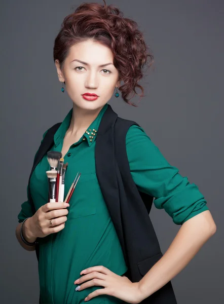 Makeup-artist. närbild porträtt av vacker flicka — Stockfoto