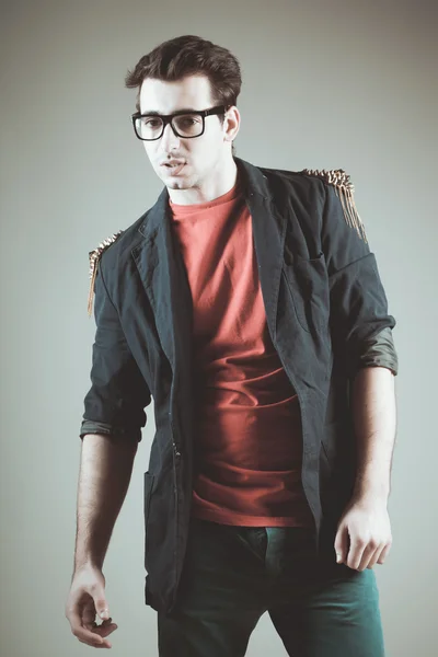 Retrato de moda de hombre joven con gafas de sol — Foto de Stock