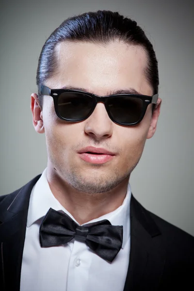 Elegantní muž v elegantním černém obleku — Stock fotografie