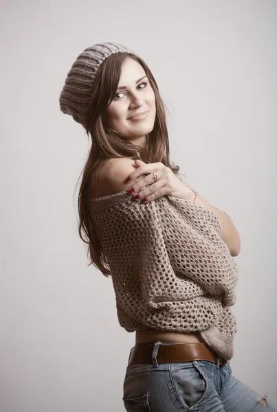 美丽的年轻女孩，在一件毛衣和帽子 — 图库照片