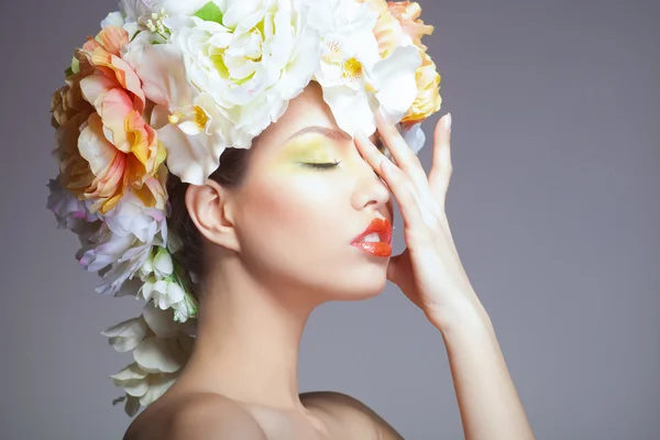 Modedame in blauem Kleid mit Blumenkranz — Stockfoto