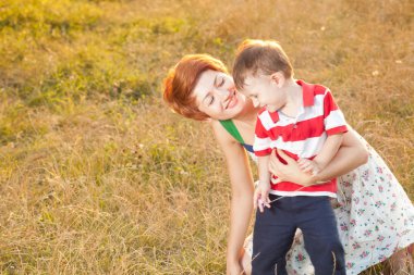 mutlu küçük çocuk annesi ile parkta