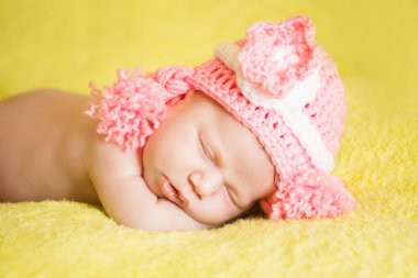 şeritli bir şapka giymiş güzel uyuyan bebek