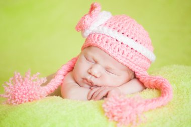 şeritli bir şapka giymiş güzel uyuyan bebek
