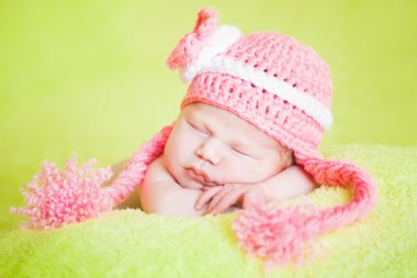 şeritli bir şapka giymiş güzel uyuyan bebek
