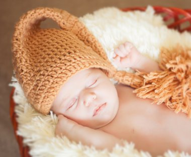 şeritli bir şapka giymiş güzel uyuyan bebek