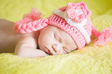 şeritli bir şapka giymiş güzel uyuyan bebek