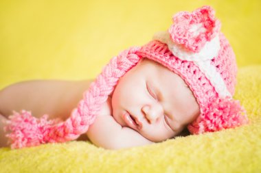 şeritli bir şapka giymiş güzel uyuyan bebek