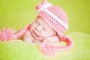 şeritli bir şapka giymiş güzel uyuyan bebek