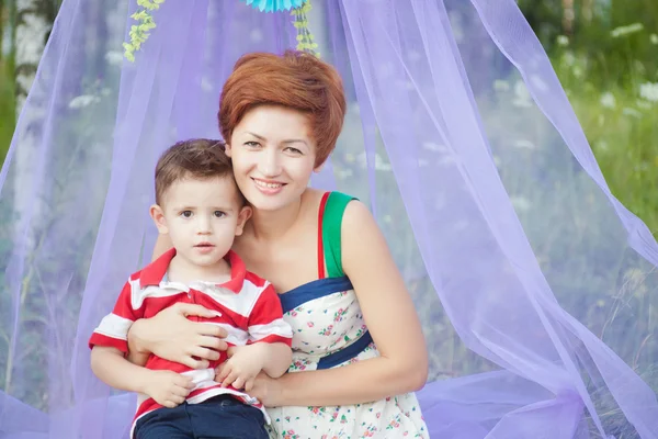 Joyeux petit garçon dans le parc avec sa mère — Photo