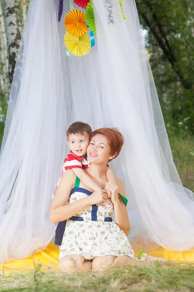 Glücklicher kleiner Junge im Park mit Mutter — Stockfoto