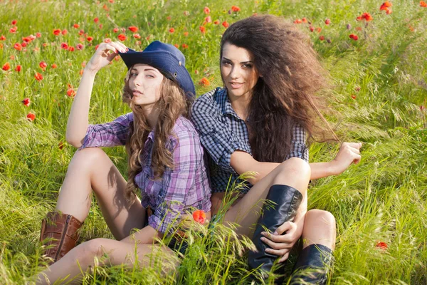 Duas mulheres bonitas desfrutando na natureza — Fotografia de Stock