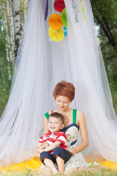 Šťastný chlapeček v parku s matkou — Stock fotografie