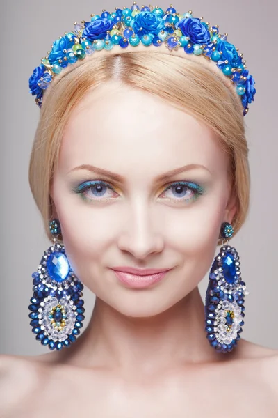 Portrait of glamour blonde lady with floral wreath — Stock Photo, Image